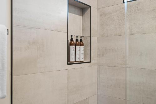 Ένα μπάνιο στο Dog-Friendly House with Hot Tub, AC, Game Room