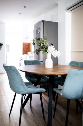 une table à manger avec des chaises bleues et un vase avec des fleurs dans l'établissement Disney World, à Villeneuve-le-Comte
