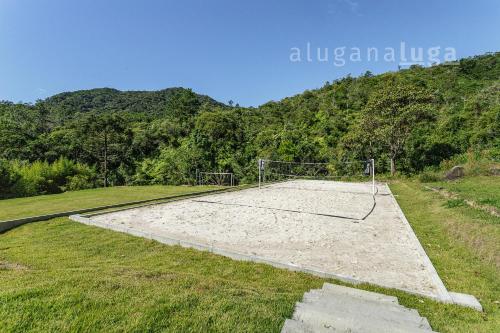 an empty volleyball court in the middle of a field at Mansão da Imperatriz: Vintage, Termas e Natureza in Santo Amaro da Imperatriz