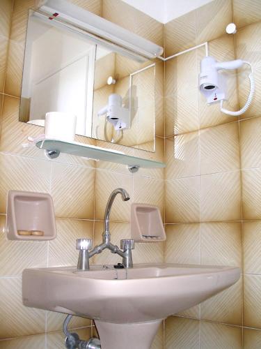 a bathroom with a sink and a mirror at Arethousa in Plaka Milou