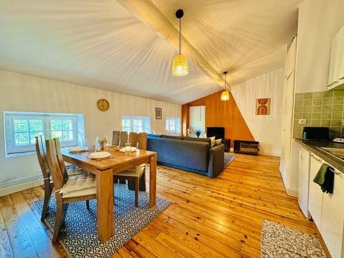 un salon avec une table et un canapé dans l'établissement Le Charmant Boisé, à Carcassonne