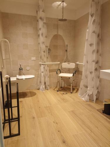 a room with a bathroom with a sink and a tub at Edera Hall Inclusive in Cerano d'Intelvi