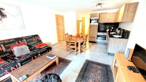 Photo de la galerie de l'établissement Résidence L'ambre Blanche - Appartement au centre du village MAE-1171, aux Gets