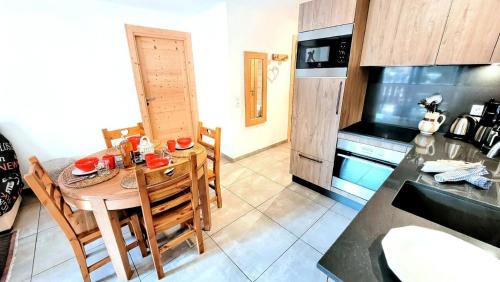 Photo de la galerie de l'établissement Résidence L'ambre Blanche - Appartement au centre du village MAE-1171, aux Gets