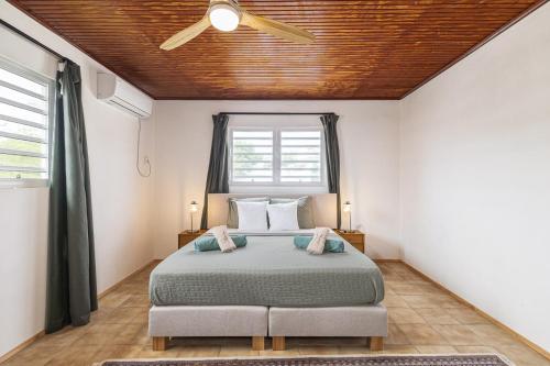 Una cama o camas en una habitación de Modern family villa with private pool near Mambo Beach & Jan Thiel