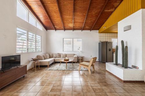 Un lugar para sentarse en Modern family villa with private pool near Mambo Beach & Jan Thiel