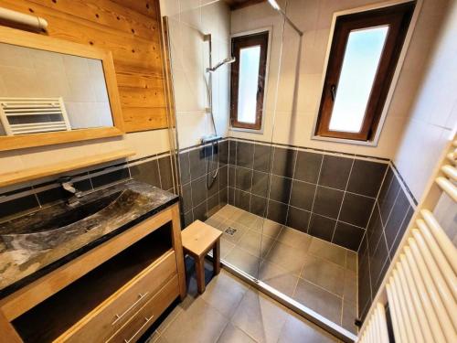 une salle de bain avec un lavabo et un miroir dans l'établissement Résidence Beau Sejour - Appartement confortable, situation centrale MAE-7561, aux Gets