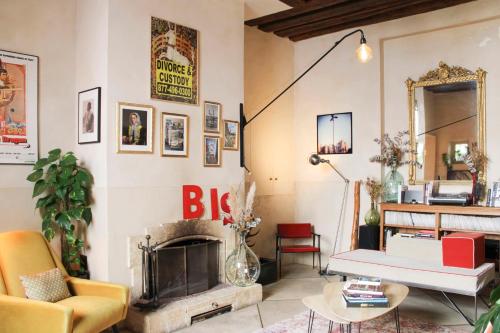 un salon avec une cheminée et un miroir dans l'établissement Apartment with garden near Place de la Nation, à Paris