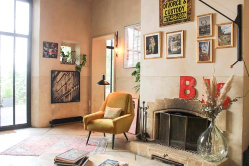 - un salon avec une chaise et une cheminée dans l'établissement Apartment with garden near Place de la Nation, à Paris