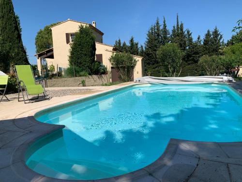 une piscine devant une maison dans l'établissement Villa Marie-Rose, à Saint-Didier