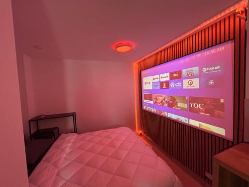 - une chambre avec une télévision à grand écran dans l'établissement Studio Smart & Design - Cannes, à Cannes