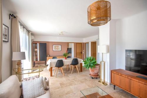 un salon avec une table et une salle à manger dans l'établissement Beautiful apartment of 65 m2 in the 8th Marseille, à Marseille