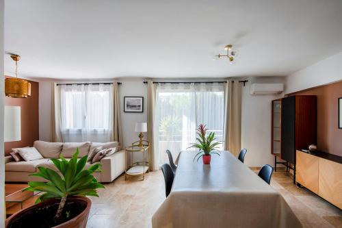 un salon avec une table et un canapé dans l'établissement Beautiful apartment of 65 m2 in the 8th Marseille, à Marseille