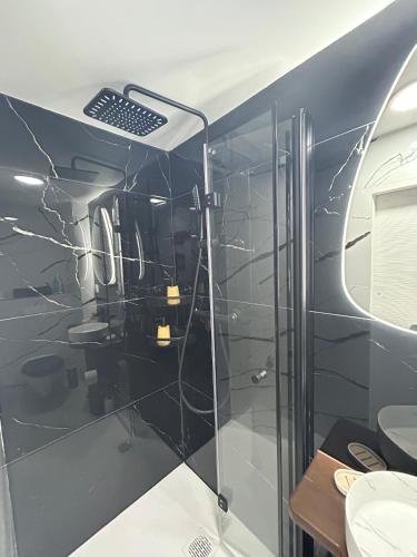 une salle de bain avec une douche en verre et un lavabo dans l'établissement Studio Smart & Design - Cannes, à Cannes