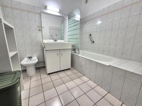 une salle de bain avec un lavabo, une baignoire et des toilettes dans l'établissement Residence Du Temple - Très rustique et spacieux appartement ! MAE-4303, à Aix-les-Bains