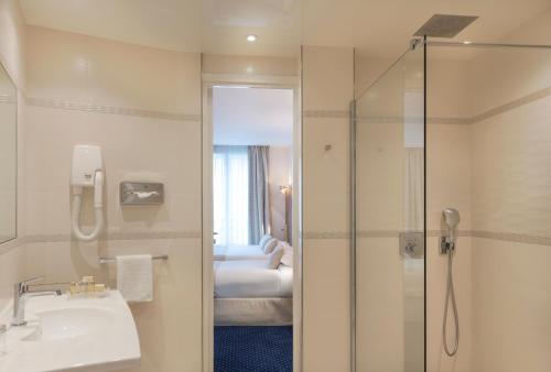 Kylpyhuone majoituspaikassa Atlantic Hotel