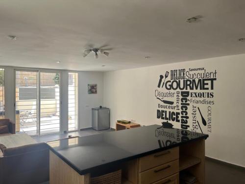 un salon avec un mur avec une écriture sur le mur dans l'établissement appartement luxueux laaida, à Sale