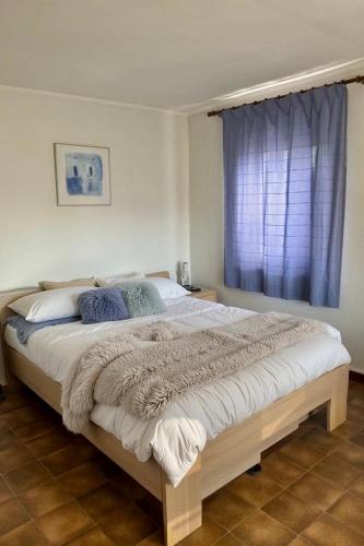 a large bed in a bedroom with a window at Résidence Rachel 03 in Mons