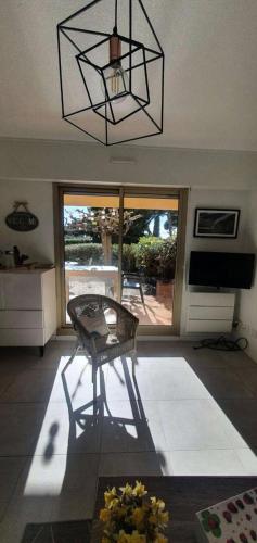 un salon avec une table et un lustre dans l'établissement Résidence Drakkar - Ravissant T3 avec terrasse dans domaine avec piscine et tennis MAE-4333, à Six-Fours-les-Plages