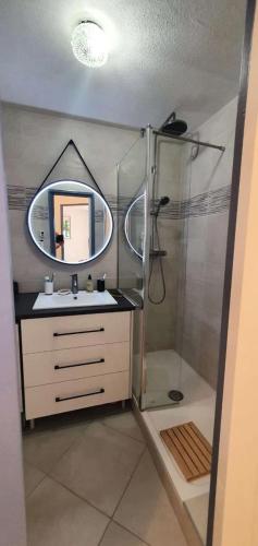 une salle de bain avec une douche, un lavabo et un miroir dans l'établissement Résidence Drakkar - Ravissant T3 avec terrasse dans domaine avec piscine et tennis MAE-4333, à Six-Fours-les-Plages