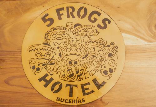 5 Frogs Hotel Buceriasに飾ってある許可証、賞状、看板またはその他の書類