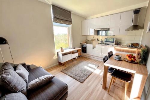 una sala de estar con un sofá y una mesa en Résidence Rachel 22, en Mons