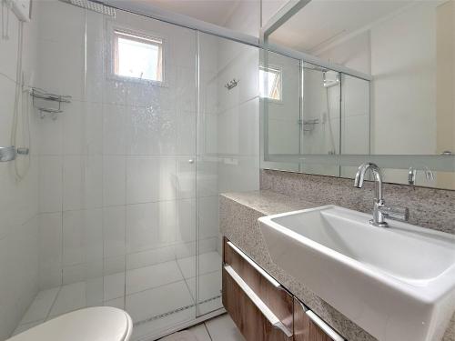 Un baño blanco con lavabo e inodoro. en iFlat Metropoliran Barcelona MB205B Jardim Goiás, en Goiânia
