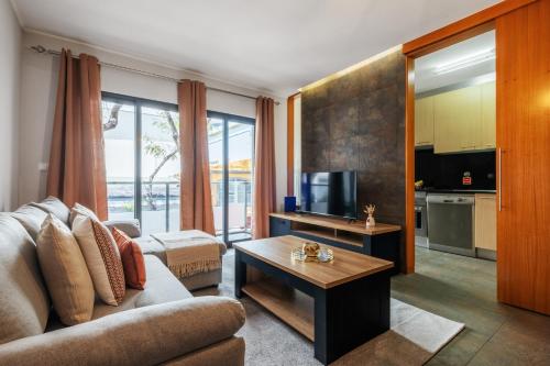 Urban Stay 1A by Homie