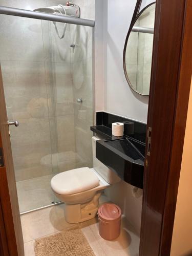 une salle de bain avec toilettes et douche en verre dans l'établissement Estúdio Master novo em Brasília, à Brasilia