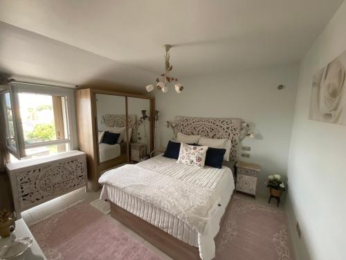 une chambre avec un lit blanc et une fenêtre dans l'établissement 1BRwith terrace near beach, à Fréjus