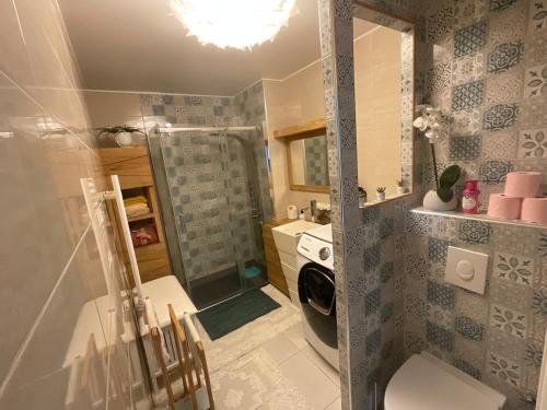 une salle de bain avec douche et machine à laver dans l'établissement 1BRwith terrace near beach, à Fréjus