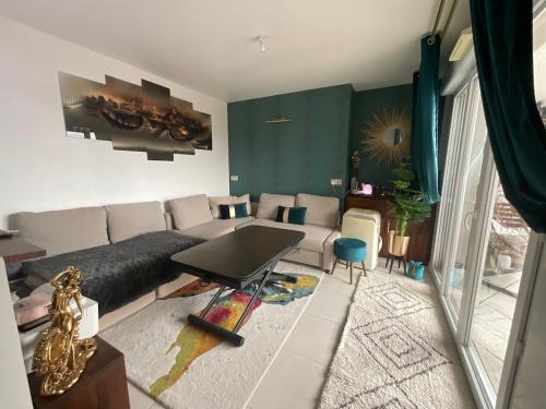 un salon avec un canapé et une table dans l'établissement 1BRwith terrace near beach, à Fréjus