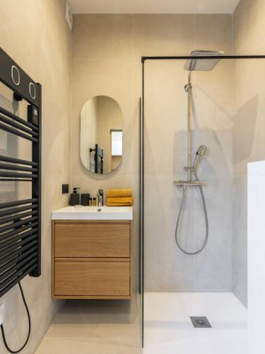 une salle de bain avec douche et lavabo dans l'établissement Elegant 2 pieces avec vue mer aux portes de Monaco, à Beausoleil