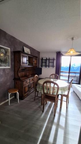 un salon avec une table et un piano dans l'établissement Résidence Skival - APPARTEMENT 2 PIECES ALPE D'HUEZ QUARTIER DE L'ECLOSE MAE-3421, à Huez