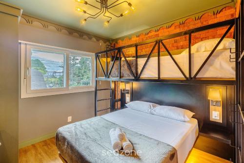 Ένα ή περισσότερα κρεβάτια σε δωμάτιο στο Apto aconchegante temático em Canela | DAL221