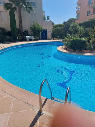 - une piscine avec des dauphins dans l'eau dans l'établissement Proche plage, à Saint-Raphaël