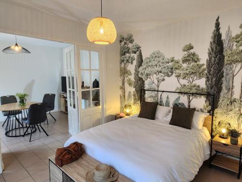 une chambre avec un grand lit blanc et une table dans l'établissement Au fil de l'eau - Balcon, Spacieux, Confort, Calme, Wifi, à Camblain-Châtelain