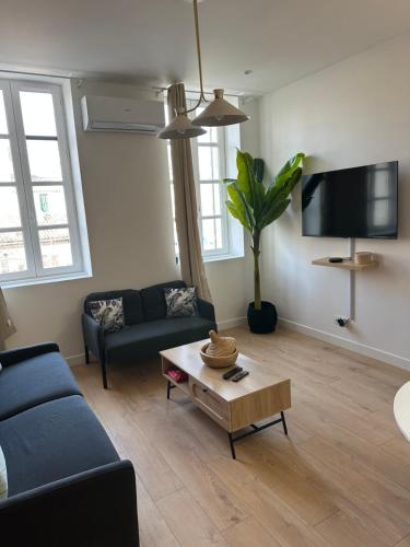 un salon avec un canapé et une table basse dans l'établissement Vieux-port Gare St Charles Le Ramsès, à Marseille