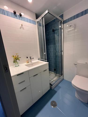 ein Badezimmer mit Toilette, Waschbecken und Dusche in der Unterkunft #OcéanoAtlántico in San Vicente do Mar