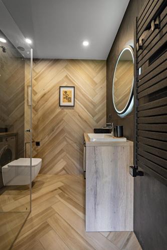 a bathroom with a sink and a mirror at Bike ApartHouse 44 in Radomierzyce