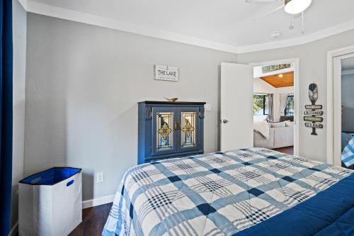a bedroom with a bed and a blue cabinet at Lakefront, Private dock, ensuite-unit, King bed, Free EV charger, Boat Friendly in Lower Lake
