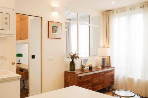 un salon avec un bureau et un miroir dans l'établissement Cozy apartment for 2 in the 11th, à Paris