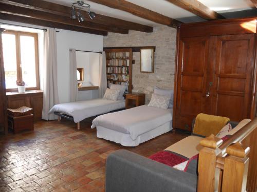 un salon avec deux lits et un canapé dans l'établissement Au cœur de Fontaine, à Fontaine-Française