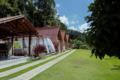 Κήπος έξω από το Flora Chalés