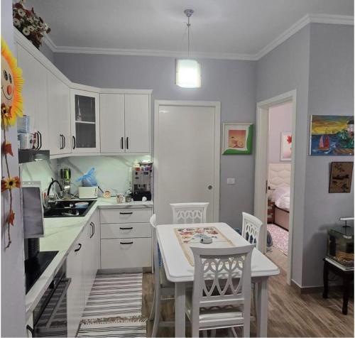 Kuchyň nebo kuchyňský kout v ubytování Apartments Shengjin Berti