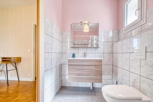 a bathroom with a toilet and a sink at le logis des remparts in Périgueux