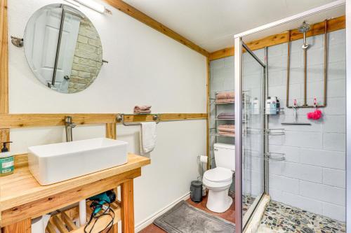 une salle de bain avec un lavabo et une douche dans l'établissement San Marcos River Hideaway with Game Room and Fire Pit, à Martindale