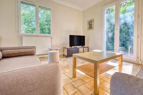 a living room with a couch and a table at le logis des remparts in Périgueux