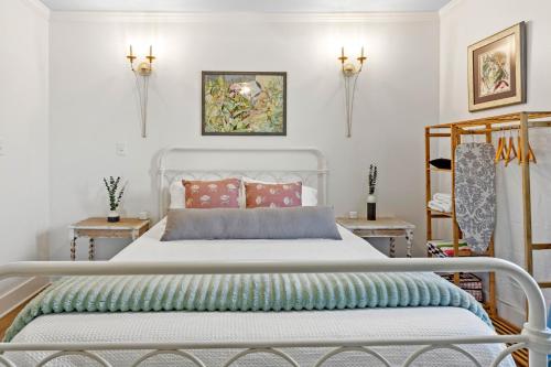 Old Spanish House Suite C Sophisticated Retreatにあるベッド