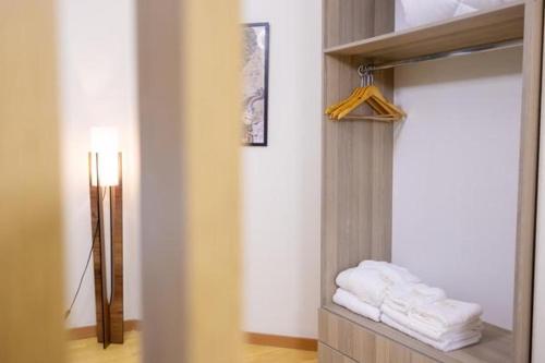 un bagno con specchio e asciugamani su una mensola di Nikolas House a Vlorë
